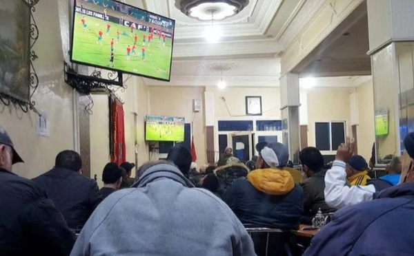 شركات خاصة تمنح موظفيها تسهيلات استثنائية لمتابعة مباراة المغرب وهولندا