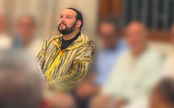 منير القادري بودشيش وموظف قضائي.. صورة تثير أسئلة الحياد