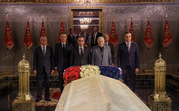 الوزير الأول الفرنسي يزور ضريح محمد الخامس بالرباط