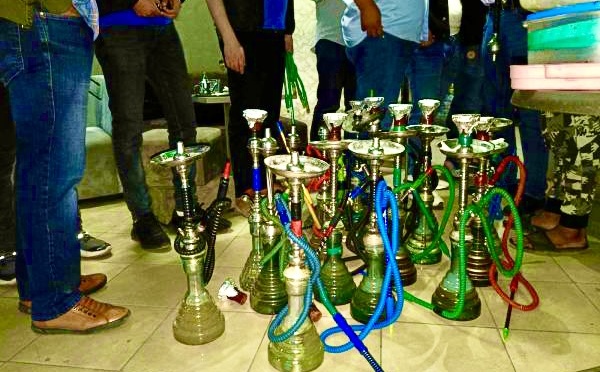 درك الحسيمة يداهم مقهى بشاطئ الصفيحة ويحجز كميات من النراجيل ومادة المعسل