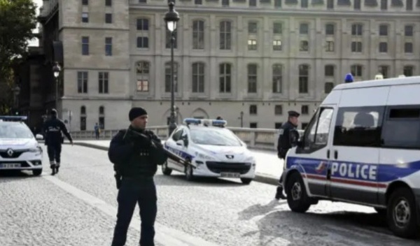 إصابة ثلاثة أشخاص في هجوم بسلاح أبيض بباريس وتوقيف المشتبه به