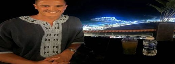 إبراهيم أفلاي يجدد موعده مع الحسيمة.. نجم برشلونة السابق يختار الريف لقضاء عطلته الصيفية