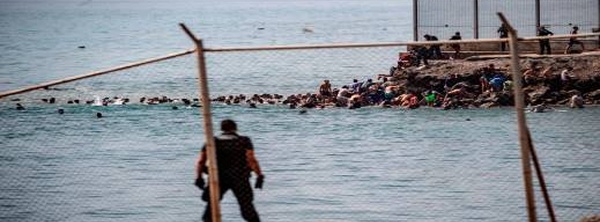 إسبانيا: 49 ألف مهاجر عبروا إلى سبتة خلال 24 ساعة في أكبر موجة منذ 2021