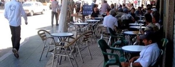 احتلال الأرصغة والممرات من قبل المقاهي بأزغنغان يغضب فعاليات مدنية محلية