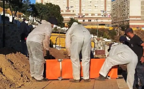 دفن جثماني مهاجرين في قبر واحد بسبتة يثير الاستنكار ويعيد الجدل حول حرمة المقابر
