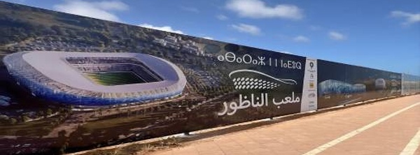 الناظور.. تثبيت اللوحات التعريفية وتصاميم الملعب الكبير على السياج العقاري