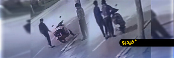 شخصان ينفذان سرقة دراجة نارية بالناظور أمام كاميرا مراقبة