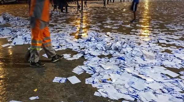منشورات المرشحين في كل مكان.. عمال النظافة بالناظور يدفعون ثمن الحملة الانتخابية