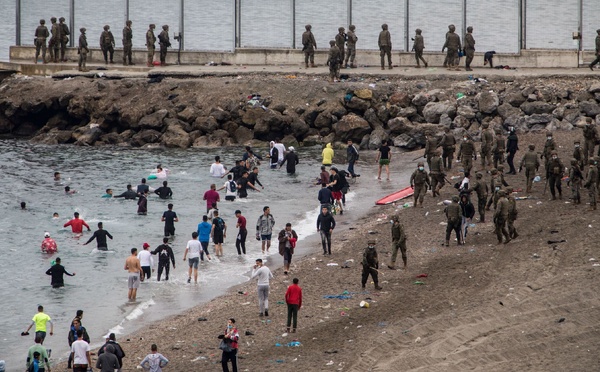 تقديرات حكومية إسبانية: ما بين 9 و10 آلاف مهاجر لا يزالون داخل مدينة سبتة