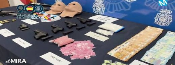 أقنعة سيليكون ومسدسات نصف آلية: تفاصيل الإيقاع بثلاثة متورطين في تجارة المخدرات الاصطناعية