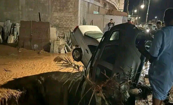 شاهدوا.. السيول تجرف السيارات وتغمر الأحياء.. بني بوعياش تواجه فيضانات قوية