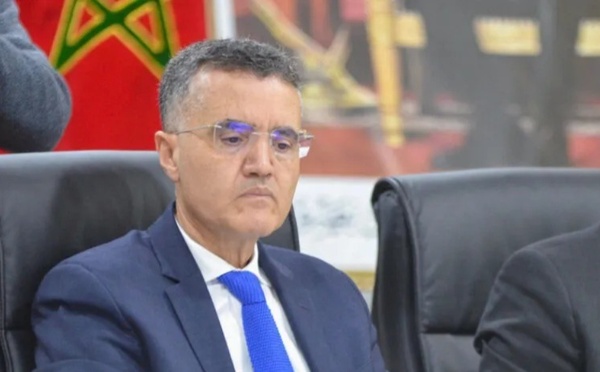 عامل  الناظور يدعو إلى تسريع تسليم شواهد الربط بالماء والكهرباء