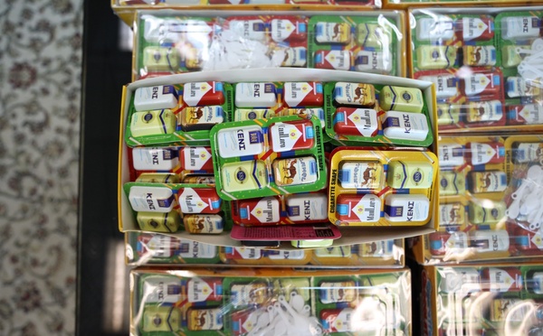 "ما تقيش ولدي" تحذر من حلوى تحاكي علب السجائر وتطالب بالتدخل