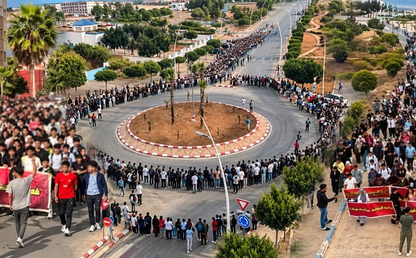 طلبة القطب الجامعي بالناظور يصعّدون احتجاجاتهم رفضاً لرسوم التسجيل